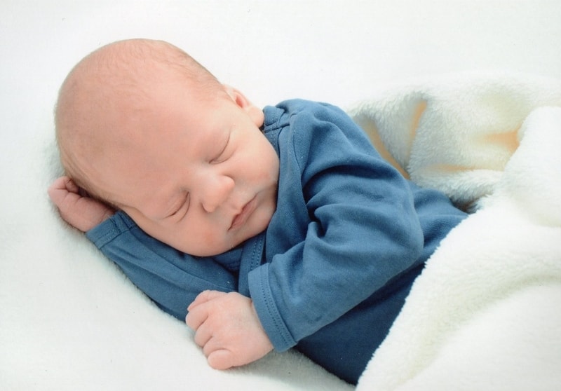 Baby slaapt vast dankzij ideale temperatuur in babykamer met zonwering van Renson.